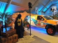 Axecibles remet  à Carole MONTILLET les clés du ISUZU dMAX  qui concourra au Rallye des Gazelles